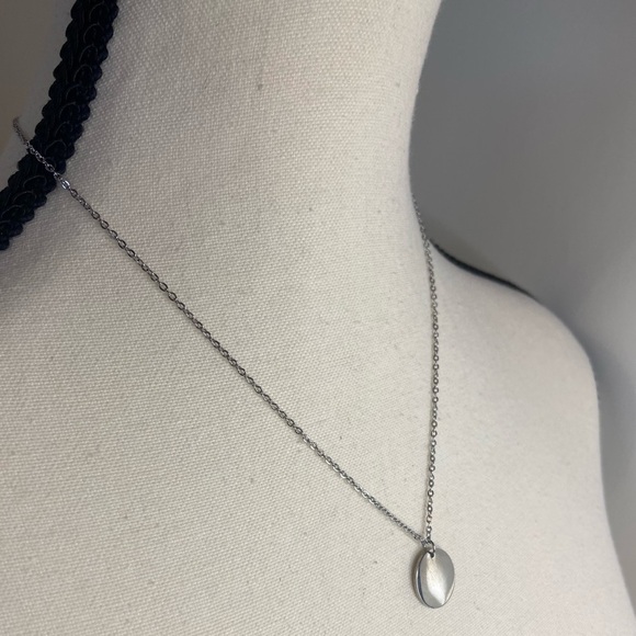 Dainty engraved FLOWER Pendant | SILVER Stainless Steel Necklace‎ - Picture 4 of 11